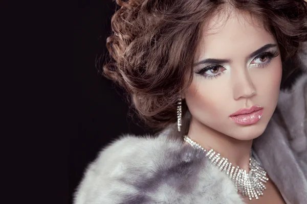 Модель с длинными волнистыми волосами в Luxury Mink Fur Coat — стоковое фото