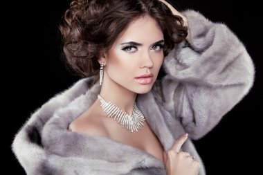 vizon kürk ceket giyen güzel moda kadın portresi