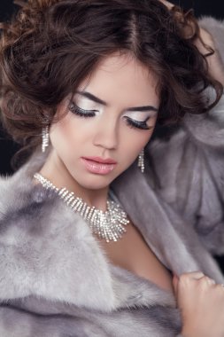 vizon kürk ceket giyen güzel moda kadın portresi