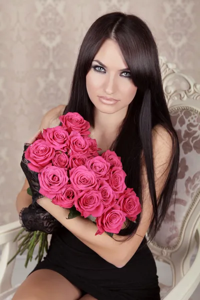 Beauty Fashion Brunette Portrait. Amazing girl holding bouquet o — Stock Photo, Image