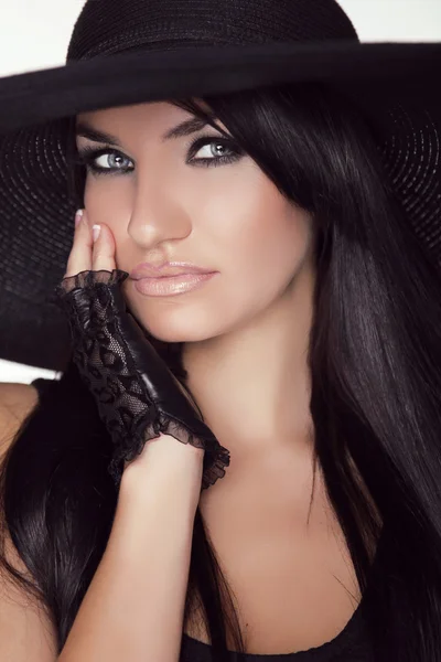 Elegant lady. Fashion brunette woman model posing in black hat i — Stock Photo, Image