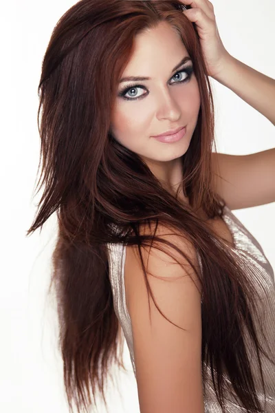 Jeune fille aux yeux bleus et aux cheveux longs isolé sur fond blanc — Photo