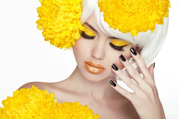 Schoonheid blond vrouwelijke portret met gele bloemen. prachtige spa — Stockfoto