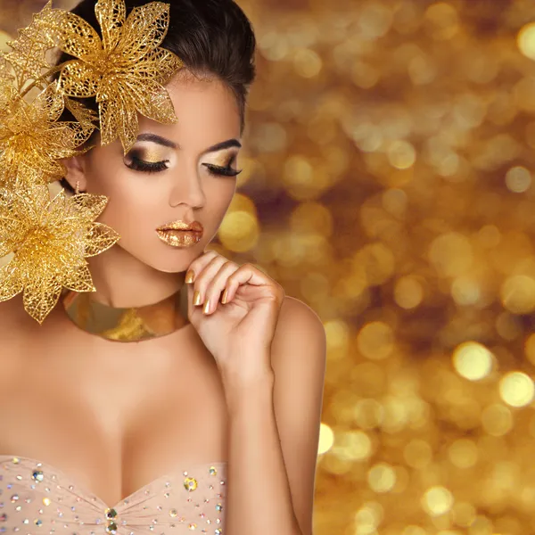 ファッション美容少女の肖像画ゴールデン福上で分離の花を持つ — ストック写真