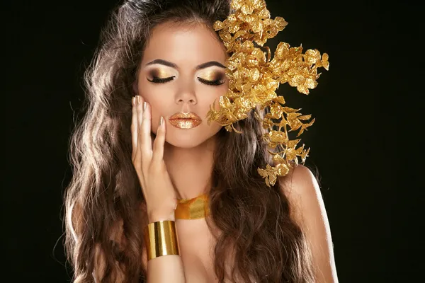 Moda beleza menina isolada no fundo preto. Maquiagem. Dourado — Fotografia de Stock