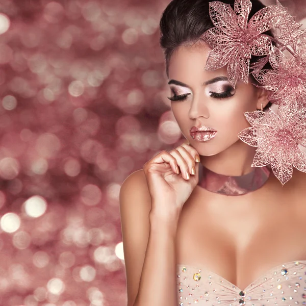Gyönyörű lány, rózsaszín virágokkal. szépség modell nő arcát. Isola — Stock Fotó