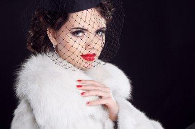 retro bir kadın lüks kürk içinde poz. moda model kız portra