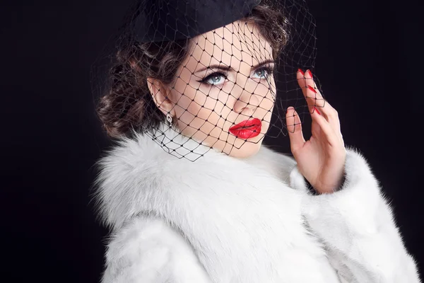 Winter Portrait of elegant retro woman wearing little hat with v — Stock Photo, Image