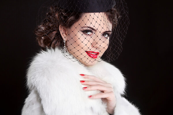 Модный портрет элегантной ретро-женщины в маленькой шляпке
