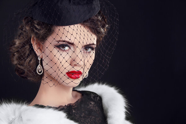 Портрет элегантной ретро-женщины в маленькой шляпе с вуалью
