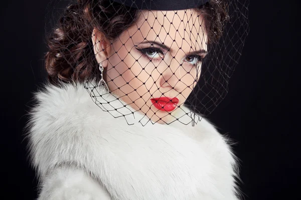 Schönheitsporträt einer leidenschaftlichen eleganten Frau mit heißen roten Lippen, w — Stockfoto