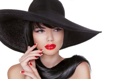 Glamour moda esmer kadın portre siyah şapkalı izole üzerinde