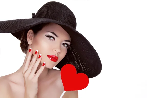 Día de San Valentín. Hermosa mujer con corazón en la mano vistiendo — Foto de Stock