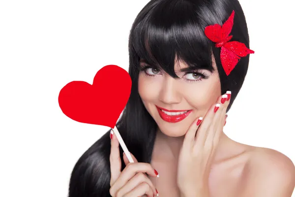 Schönheitsporträt eines glücklich lächelnden Mädchens mit roten Lippen, die rot halten — Stockfoto