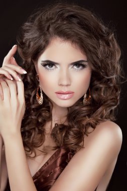 saç. güzel seksi esmer kadın. sağlıklı uzun kahverengi saçlı. olmak