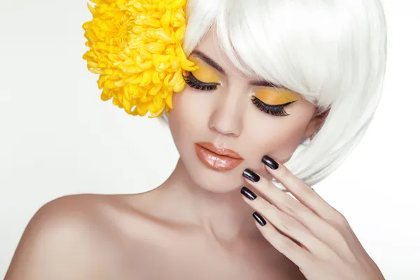Szépség Szőke nő portréja a sárga virágok. gyönyörű spa — Stock Fotó
