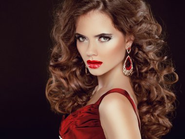 kırmızı seksi dudaklar. bakıyorum. lüks güzellik esmer kız modeli