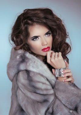 Güzellik moda model kız vizon kürk manto. güzel lüks kazanmak