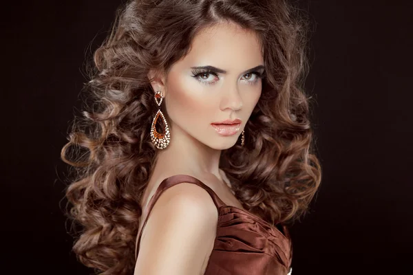 Włosy faliste. piękny Seksowny brunetka dama. zdrowe hai długi brązowy — Zdjęcie stockowe