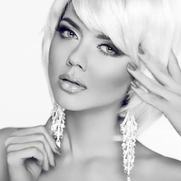 Fashion Beauty Girl. Retrato de mujer con pelo corto blanco. Negro —  Fotos de Stock