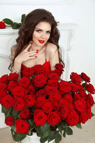 Bella donna bruna sorridente con bouquet di rose rosse, valenti — Foto Stock