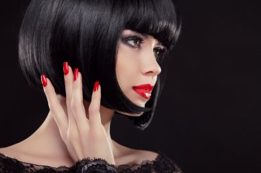 kısa siyah saç bob. manikürlü tırnaklar ve kırmızı dudaklar. moda