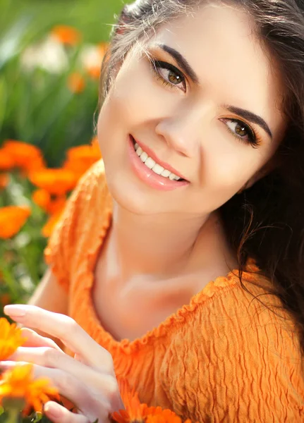 Beauty Romantic Girl Outdoors. Beautiful Teenage Model girl  smi — Stock Photo, Image