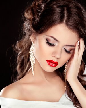 Glamour moda kadın dikey ile kırmızı seksi dudaklar.