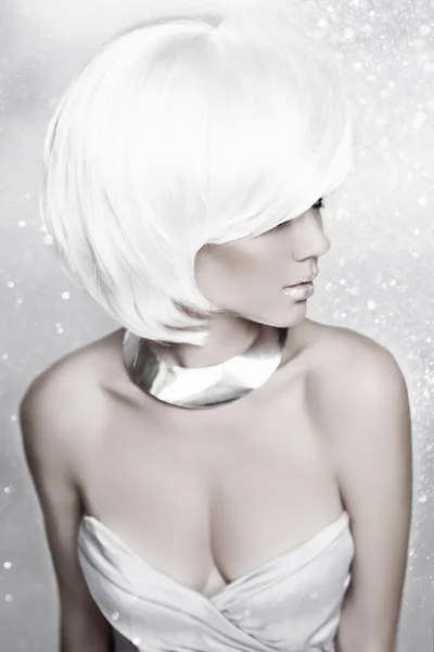 Zimní krása blonďatá žena. bílé krátké vlasy. účes. svátek — Stock fotografie