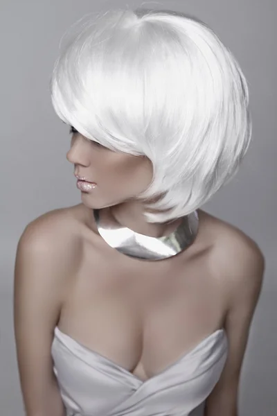 Beauté Mode Femme Portrait. Cheveux courts blancs. Coiffure. Beau. — Photo