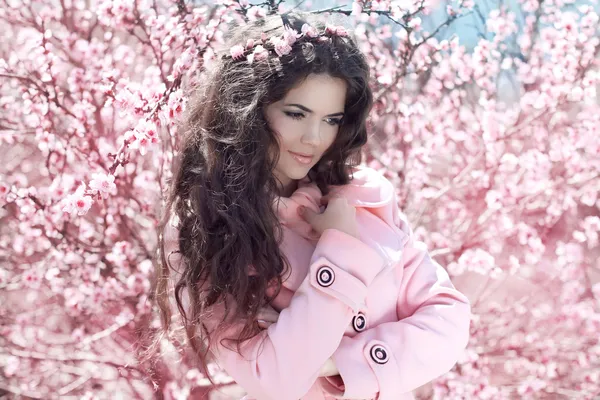 Požitek. portrét krásné ženy vystupují nad c růžová jaro — Stock fotografie
