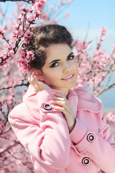 Portret kobiety piękny pozowanie na bloss różowy wiosna wiśnia — Zdjęcie stockowe