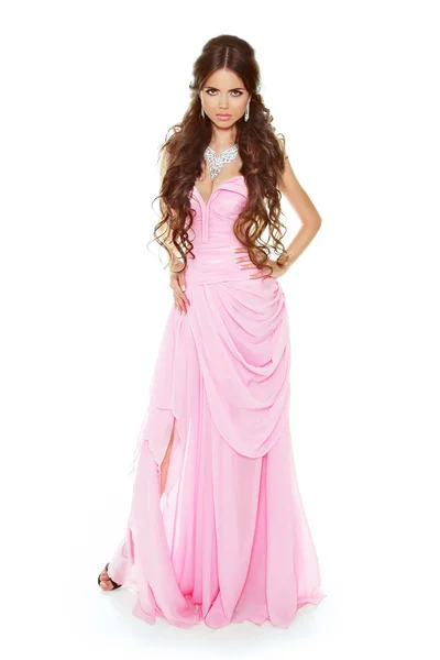 흰색 절연 분홍색 드레스를 입고 아름 다운 갈색 머리 여자 — 스톡 사진
