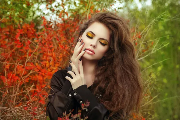 Hermosa joven con el pelo largo posando al aire libre en otoño p — Foto de Stock