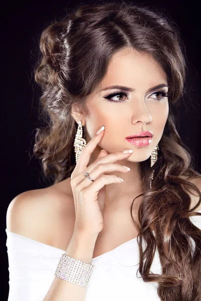 Beautiful Brunette Woman. Hairstyle. Makeup. Manicured nails. Fa — Stock Photo, Image