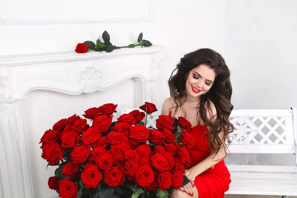 Bella donna bruna sorridente con bouquet di rose rosse, valenti — Foto Stock