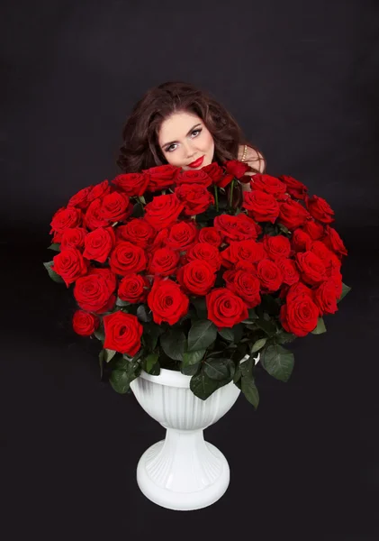 Beautiful brunette woman with red roses bouquet, valentines day. — Stock Photo, Image