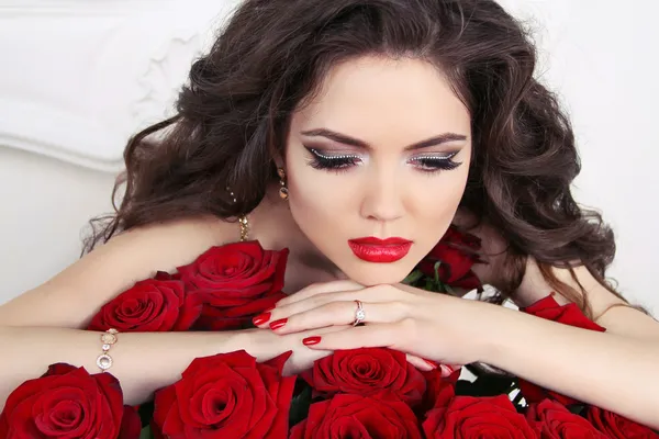 Beautiful brunette woman with red roses bouquet, valentines day. — Stock Photo, Image