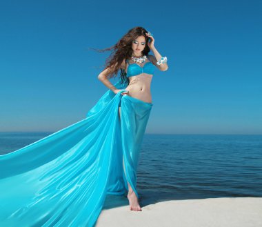 Yaz kız modeli. doku üfleme ile güzel bir esmer kadın 