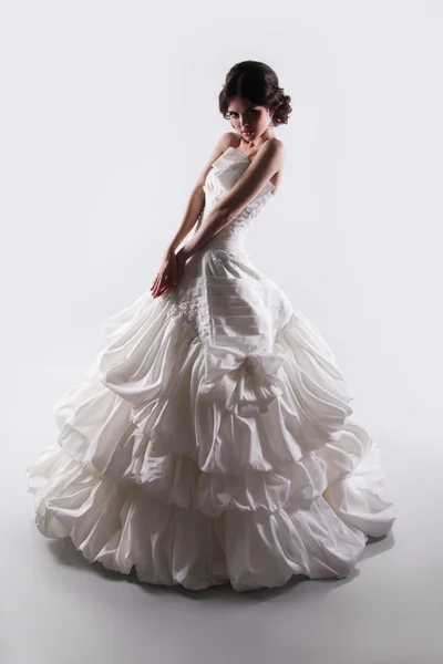 分離された壮大なウェディング ドレスのファッション美容花嫁女性 — ストック写真