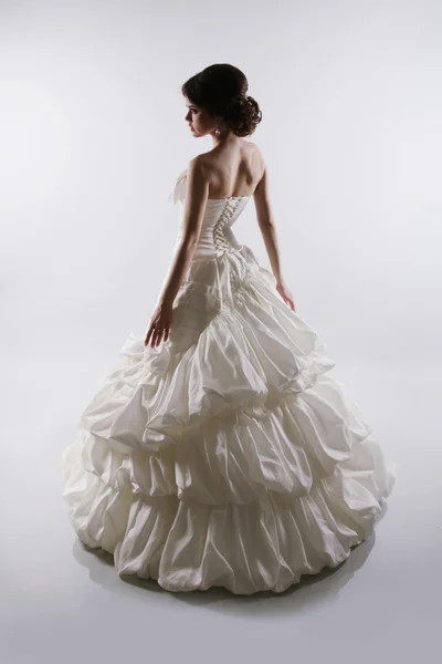 華やかな花嫁女性 g 上に分離されて壮大なウェディング ドレスで — ストック写真