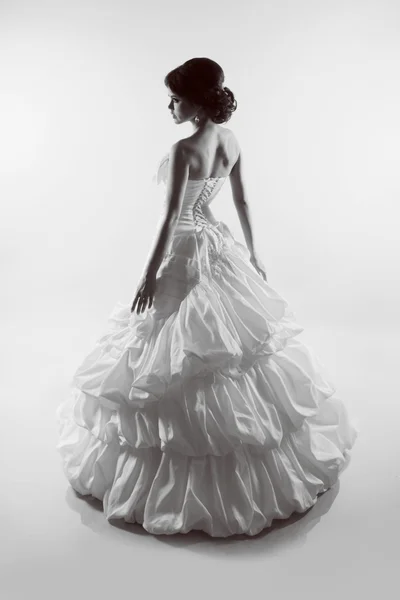 Portrait de belle mariée dans une magnifique robe de mariée. Noir — Photo