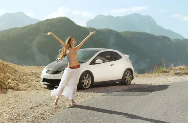 Disfruten. Libertad mujer en la felicidad libre felicidad levantando los brazos en — Foto de Stock