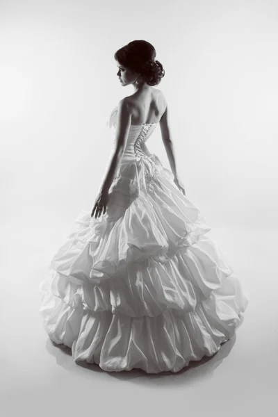 Портрет красивой невесты в великолепном свадебном платье. Черный — стоковое фото