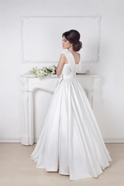 Belle mariée charmante en robe de luxe de mariage posant à nouveau — Photo