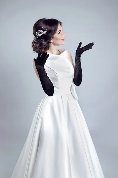 Hermosa novia mujer con guantes en vestido de novia que muestra en op — Foto de Stock