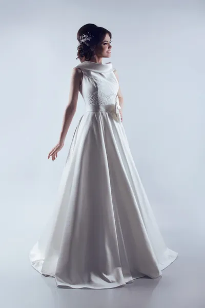 Beautiful Bride in elegant wedding dress. Fashion lady. Studio p — Stock Photo, Image