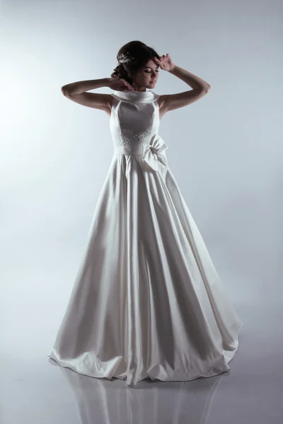 Schöne Braut im eleganten Hochzeitskleid. Damenmode. — Stockfoto