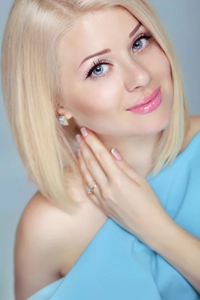 Pretty Beautiful blonde woman with short hair styling. Eyes make — Stock Photo, Image