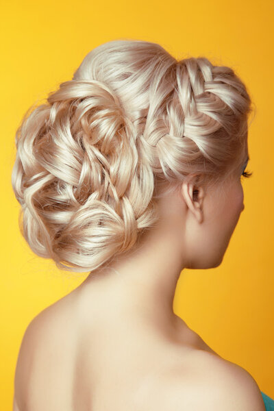 Прическа. Красавица-блондинка невеста с вьющимися волосами
 